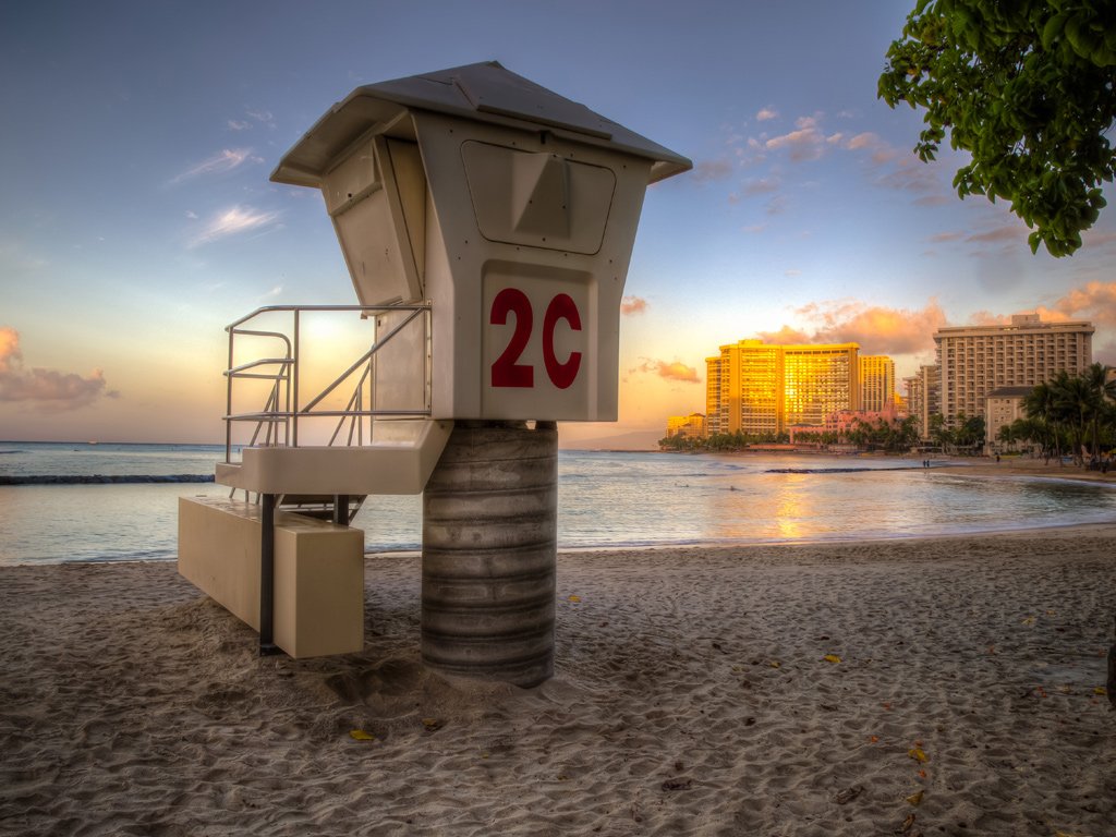 Lifeguard-tower-Honolulu-Hawaii-Sunrise