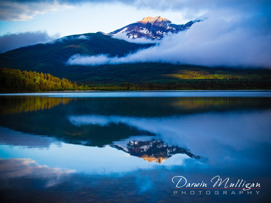 Pyramid-Lake-at-sunrise-and-fog-Jasper-National-Park-Alberta