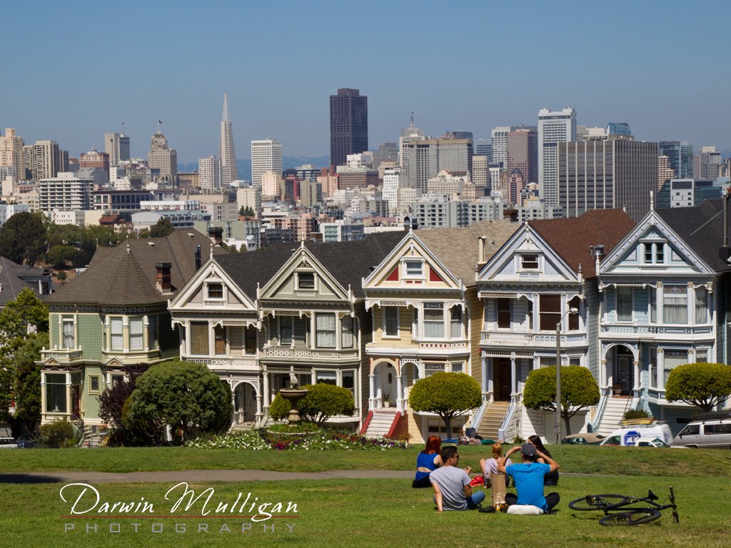 Victorian-Style-Houses-with-downtown-San-Francisco-in-background-California