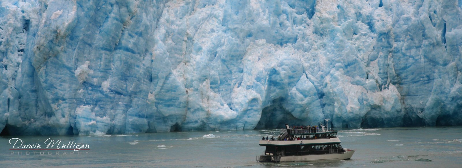 Panorama-Sawyer-Glacier-and-tour-boat-Alaska